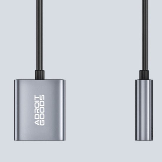 Grijze kabeladapter met AdroitGoods logo, met een USB-C en een andere connector zichtbaar