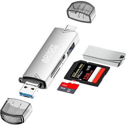 zilverkleurige cardreader met afdekkapjes en twee geheugenkaarten naast elkaar zichtbaar