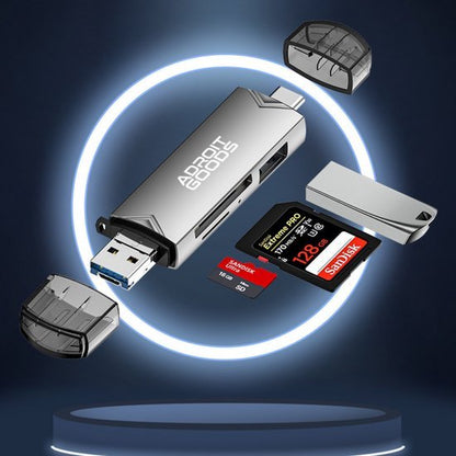 USB-stick met geheugenkaartenadapter en twee SD-kaarten in glanzende zilveren behuizing