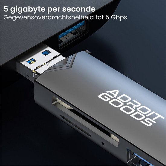 USB-stick van AdroitGoods aangesloten op een zwarte USB 3.0 poort met hoge snelheid gegevensoverdracht