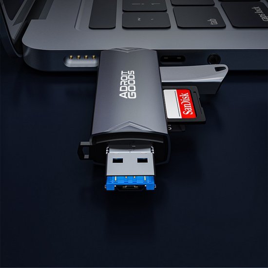 usb-stick met meerdere poorten aangesloten op een laptop met sd-kaart en usb-connectoren