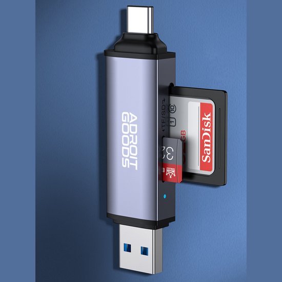 Adapter met USB-C en USB-A aansluiting plus SD- en microSD-kaartlezers aan blauwe achtergrond