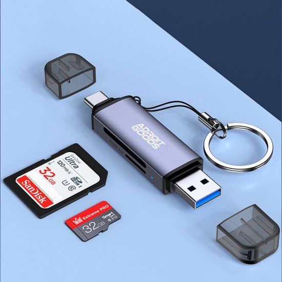 USB-C en USB 3.0 kaartlezer met sleutelring en twee geheugenkaarten op blauwe achtergrond