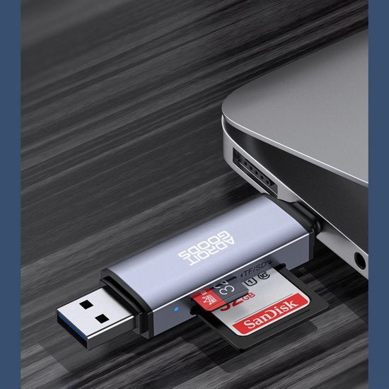 usb-stick met ingebouwde sd-kaartlezer verbonden met een laptop in een professionele setting