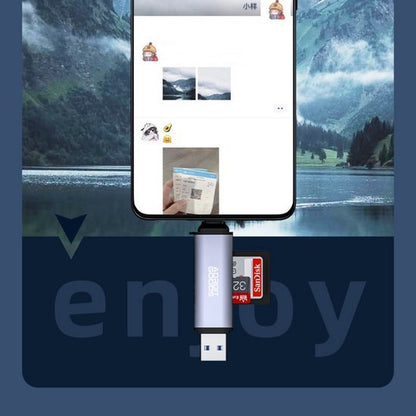 Smartphone aangesloten op een USB-C kaartlezer met een SD-kaart en adapter van AdroitGoods