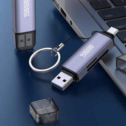 blauwe usb-stick met sleutelhanger naast laptop met open dop op blauwe ondergrond