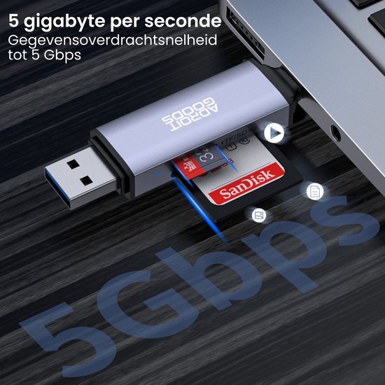 USB-stick aangesloten op laptop met microSD-kaart voor snelle gegevensoverdracht van 5 Gbps