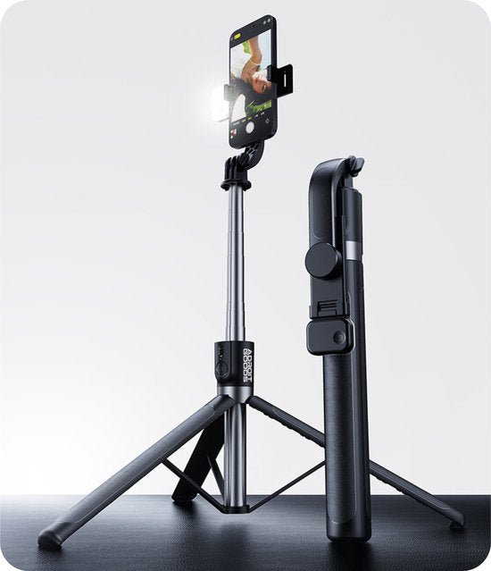 Zwarte verstelbare selfie-stick en statief met smartphonehouder en ingebouwde ringlamp.