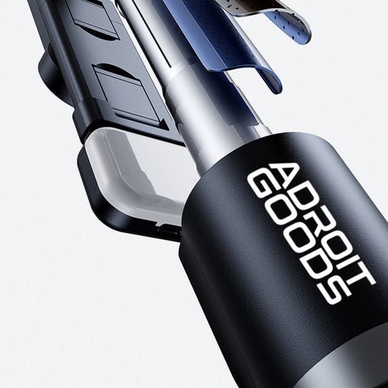 Close-up van een modern, zwart-blauw product met Adroit Goods logo in witte letters