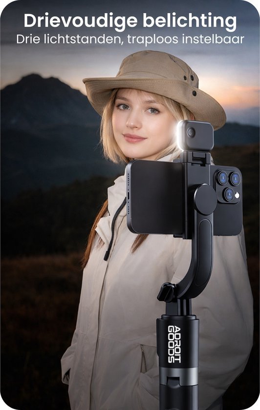 Vrouw met hoed gebruikt telefoon met drievoudige instelbare verlichting op statief buiten.