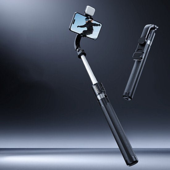 Selfiestick met smartphone en opbergetui tegen donkere achtergrond in professionele stijl