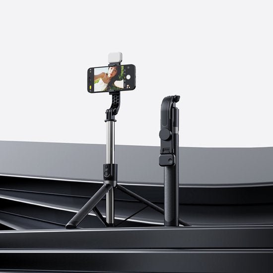 Draagbare zwart zilveren selfiestick met statief en smartphonehouder in minimalistische omgeving