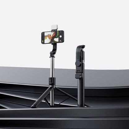 Draagbare zwart zilveren selfiestick met statief en smartphonehouder in minimalistische omgeving