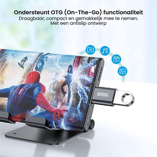 Smartphone met AdroitGoods USB-stick en OTG-functionaliteit op metalen standaard geplaatst