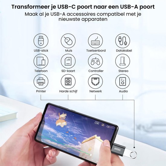 Hand houdt smartphone met aangesloten AdroitGoods USB-C naar USB-A adapter en compatibele apparaten weergegeven