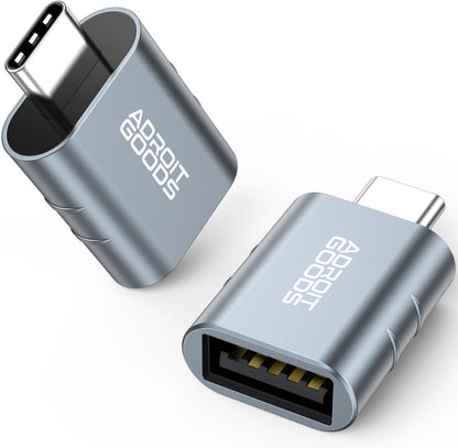 Compact metalen USB-C naar USB adapter met merktekst AdroitGoods in grijstinten
