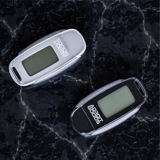 Twee digitale voertuigalarmen in zilver en zwart met duidelijk scherm op zwart marmeren oppervlak