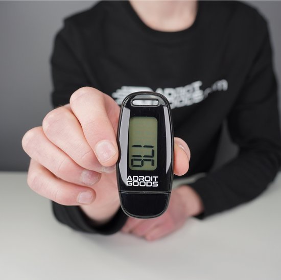 Hand houdt zwart digitaal tellertje met zichtbaar display en AdroitGoods logo vast