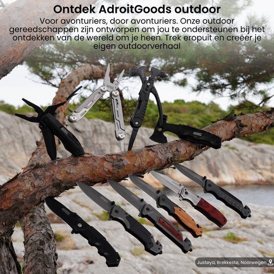 Verschillende outdoor gereedschappen, waaronder messen en multitools, hangen aan een boomtak in de natuur.