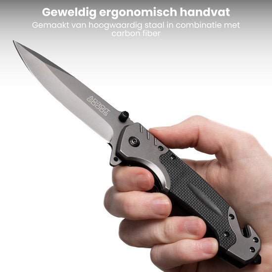 Hand die een Opvouwbaar mes vasthoudt met metalen lemmet en zwart ergonomisch handvat.