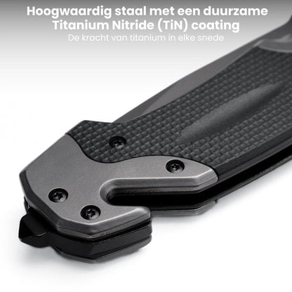 Close-up van handgreep van mes met zwart gestructureerd materiaal en metalen schroeven