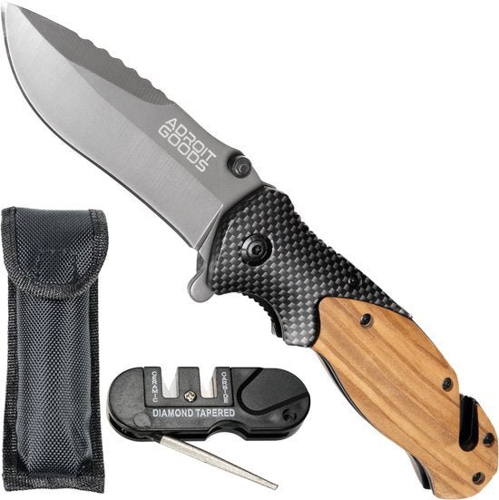 Vouwmes met houten handvat, roestvrij stalen lemmet, slijper en opberghoesje naast elkaar afgebeeld