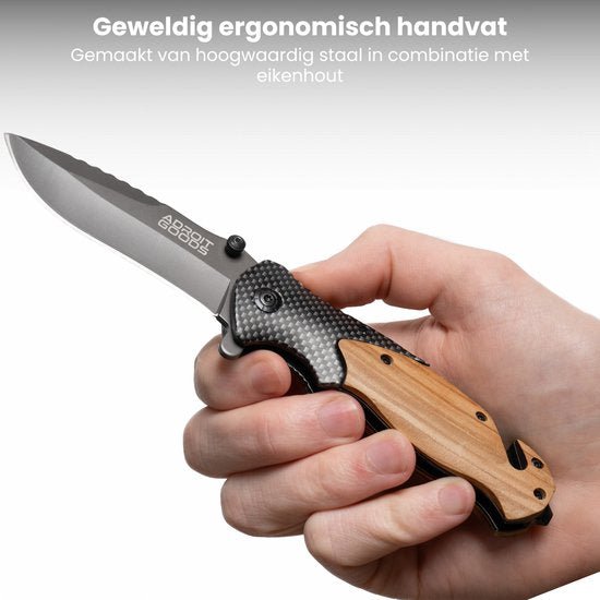 Hand houdt veelzijdig zakmes met staal lemmet en ergonomisch eikenhouten handvat vast