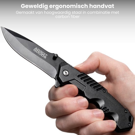 Hand houdt een scherp inklapbaar mes met ergonomisch handvat van staal en carbon fiber