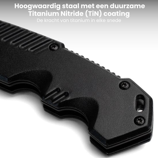 Zwarte handgreep van mes met duurzame titanium nitride coating en ergonomisch ontwerp.
