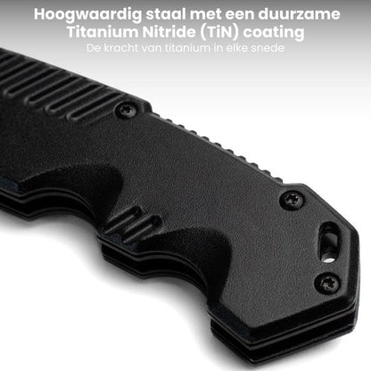 Zwarte handgreep van mes met duurzame titanium nitride coating en ergonomisch ontwerp.