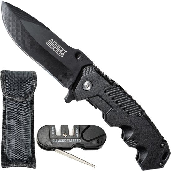 Zwarte inklapbare zakmes met gravure Adroit Goods, slijper en nylon hoesje naast elkaar.