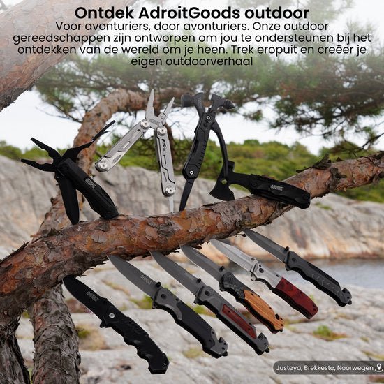 Diverse outdoor multitools en messen bevestigd aan een boomtak in natuurlijke omgeving met rotsen.