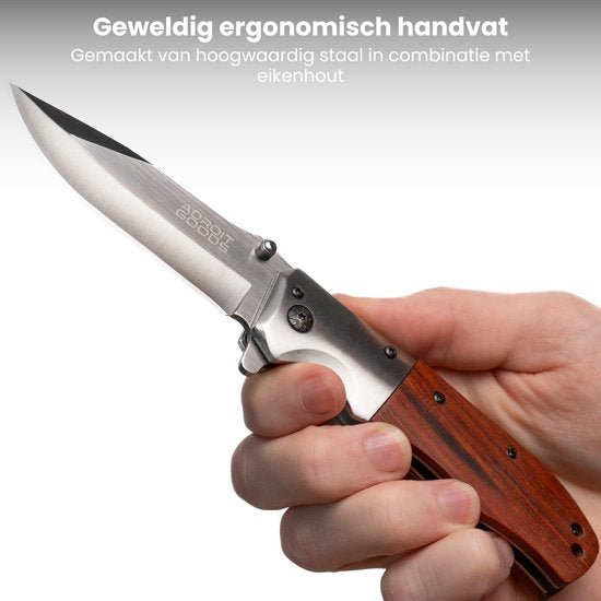 Hand houdt scherp vouwmes met roestvrijstalen lemmet en houten handvat