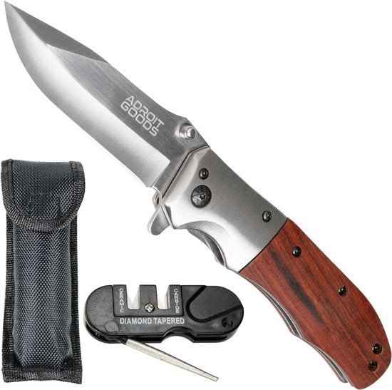 Opvouwbaar mes met houten handvat, inklapbaar lemmet, slijper en zwart draaghoesje naast elkaar geplaatst