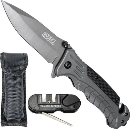 Opvouwbaar mes met grijs handvat, slijper en zwart draaghoesje naast elkaar geplaatst.