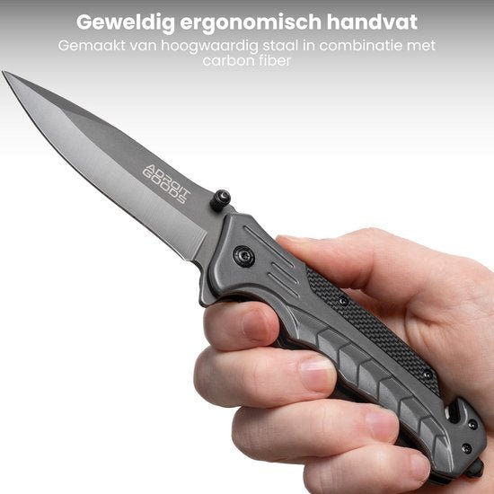 Hand die een stevige grijze inklapbare mes met ergonomisch handvat vasthoudt
