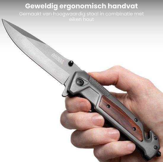 Hand die een scherp mes vasthoudt met een ergonomisch handvat van staal en hout