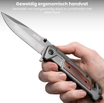 Hand die een scherp mes vasthoudt met een ergonomisch handvat van staal en hout