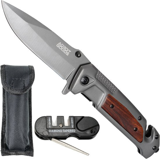 Opvouwbaar mes met houten handvat, slijpsteen en zwarte draaghoes naast elkaar geplaatst