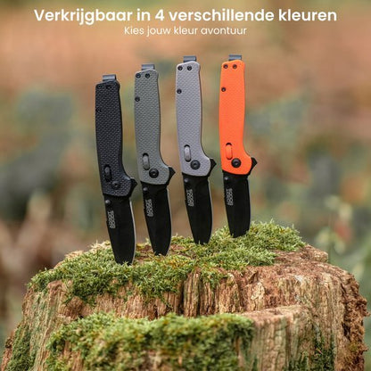 Vier verschillende zakmessen met zwarte lemmeten op een houten stronk met mos erop