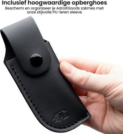 Hand houdt zwarte PU-leren sleeve met drukknop en gestikte rand voor opslag.