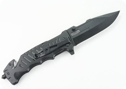 zwarte inklapbare zakmes met robuust handvat en zaagfunctie op witte achtergrond