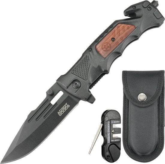 Opvouwbaar zwart mes met houten handgreep, slijper en zwart etui naast elkaar geplaatst