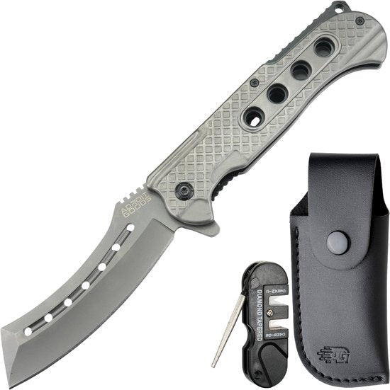 gevouwen roestvrijstalen mes met ergonomisch handvat en lederen schede naast klein zwart gereedschap