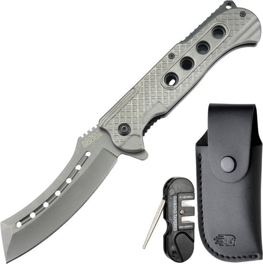 gevouwen roestvrijstalen mes met ergonomisch handvat en lederen schede naast klein zwart gereedschap