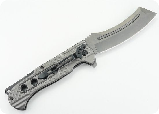 vouwbaar mes met een robuust metalen handvat en een gebogen lemmet met groeven