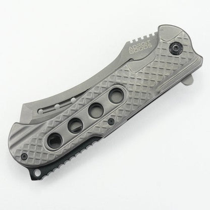 gevouwen grijs inklapbaar zakmes met ergonomisch ontwerp en merknaam AdroitGoods zichtbaar