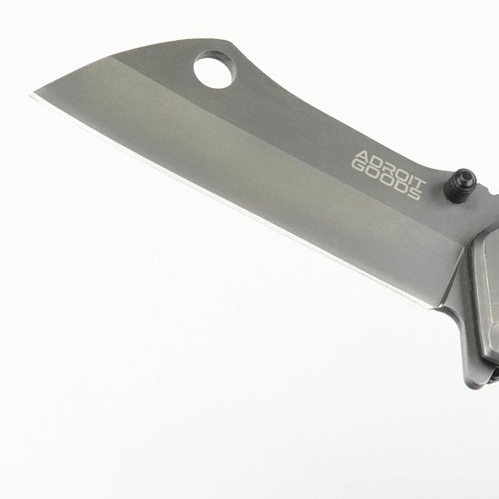 Close-up van een scherp mes met een modern ontwerp en een uitsparing bij het lemmet