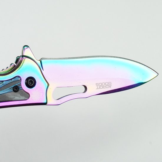 Dichte zakmes met metallic iriserend lemmet en zwarte schroeven aan handgreepzijde