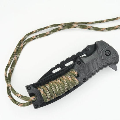 opvouwbaar zwart mes met camouflage koord en robuuste handgreep voor outdoor gebruik